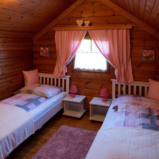 Bild enthält, Indoors, Interior Design, Wood, Hardwood, Rug, Bed, Painting, Lamp, Stained Wood, Housing