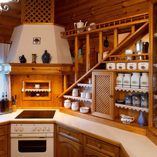 Bild enthält, Indoors, Interior Design, Wood, Shelf, Hardwood, Stained Wood, Cabinet, Cooktop, Kitchen, Cup