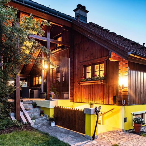 Bild enthält, Cottage, Housing, Interior Design, Hotel, Resort, Plant, Wood, Backyard, Couch, Shelter