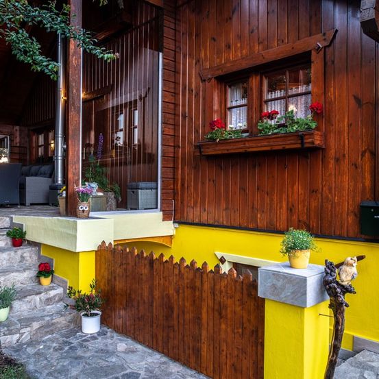 Bild enthält, Interior Design, Hotel, Resort, Wood, Plant, Potted Plant, Backyard, Hardwood, Planter, Chair