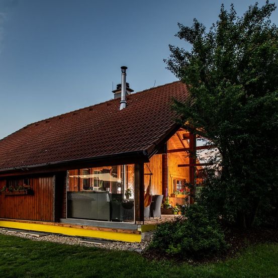 Bild enthält, Cottage, House, Housing, Outdoors, Shelter, Grass, Tree, Nature, Cabin, Interior Design