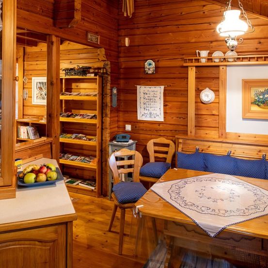 Bild enthält, Interior Design, Wood, Hardwood, Stained Wood, Chair, Living Room, Table, Plate, Dining Table, Cup