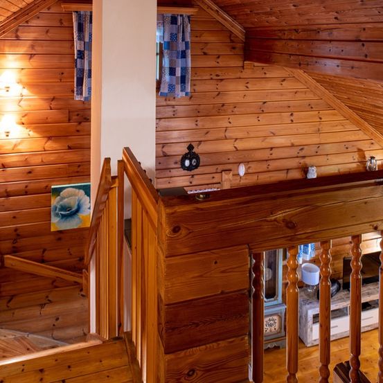 Bild enthält, Indoors, Interior Design, Wood, Hardwood, Stained Wood, Wood Panels