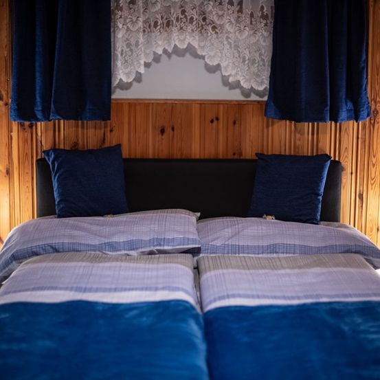 Bild enthält, Indoors, Interior Design, Bed, Furniture, Wood Panels, Lamp, Bedroom, Room