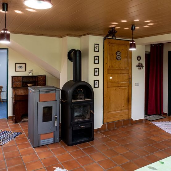 Bild enthält, Floor, Flooring, Interior Design, Corner, Fireplace, Chair, Home Decor, Rug, Lamp, Painting