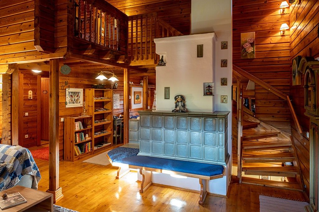 Bild enthält, Indoors, Interior Design, Wood, Hardwood, Stained Wood, Housing, Staircase, Living Room, Person, Bench