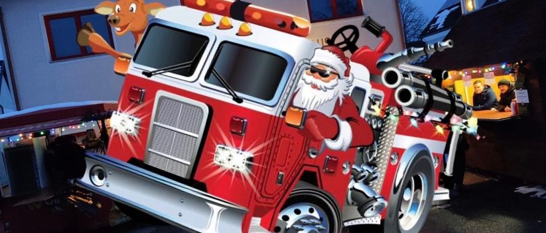 Eine Cartoon-Illustration von Santa Claus, der einen Feuerwehrwagen fährt, mit einem Rentier obenauf und einem Haus im Hintergrund.