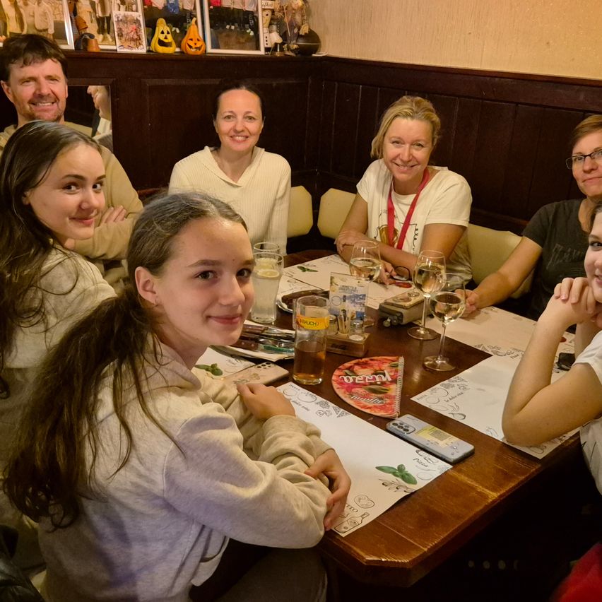 Bild enthält, Restaurant, Dining Room, Dining Table, Table, Food Court, Adult, Female, Person, Woman, Cafeteria