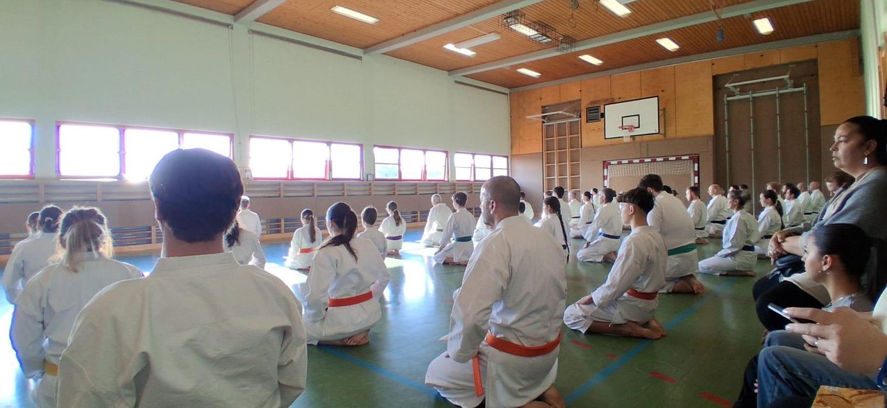 Bild enthält, Adult, Male, Man, Person, Female, Woman, Shorts, Shoe, Face, Head