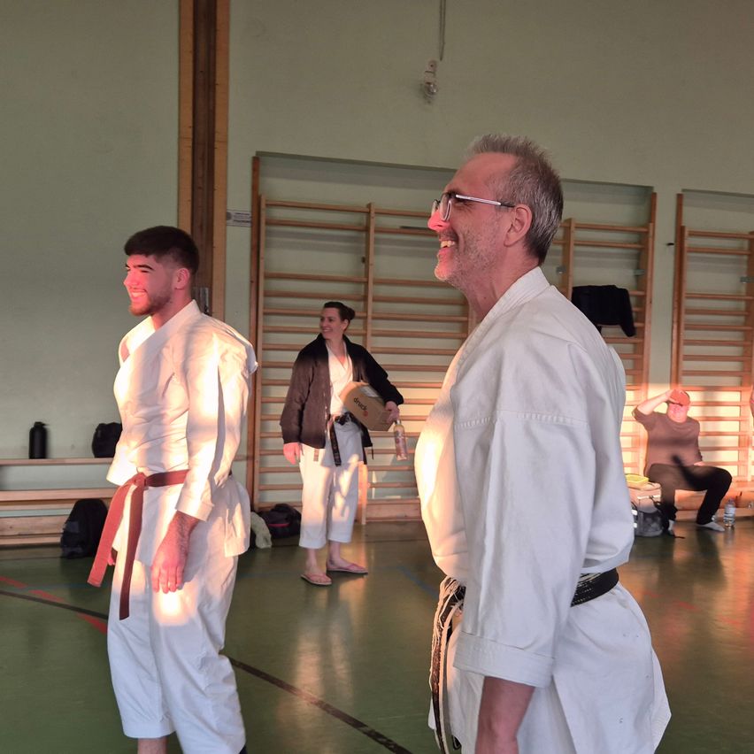 Bild enthält, Adult, Male, Man, Person, Coat, Judo, Floor, Flooring, Dress, Shoe