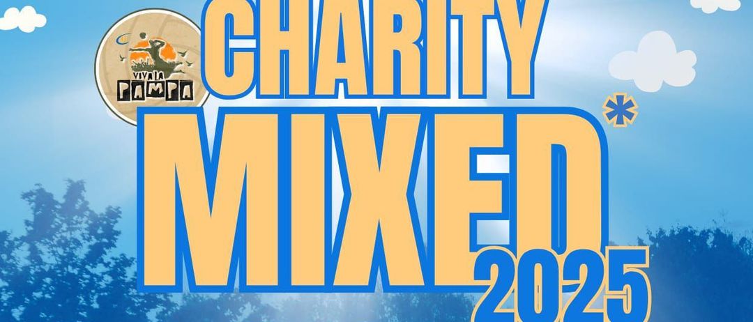 Plakat für die Charity Mixed 2025-Veranstaltung. Es zeigt Beachvolleyballspieler und eine Menge, mit Angaben zum Datum, zur Zeit und zum Ort der Veranstaltung. Das Plakat betont auch den inklusiven Charakter der Veranstaltung.