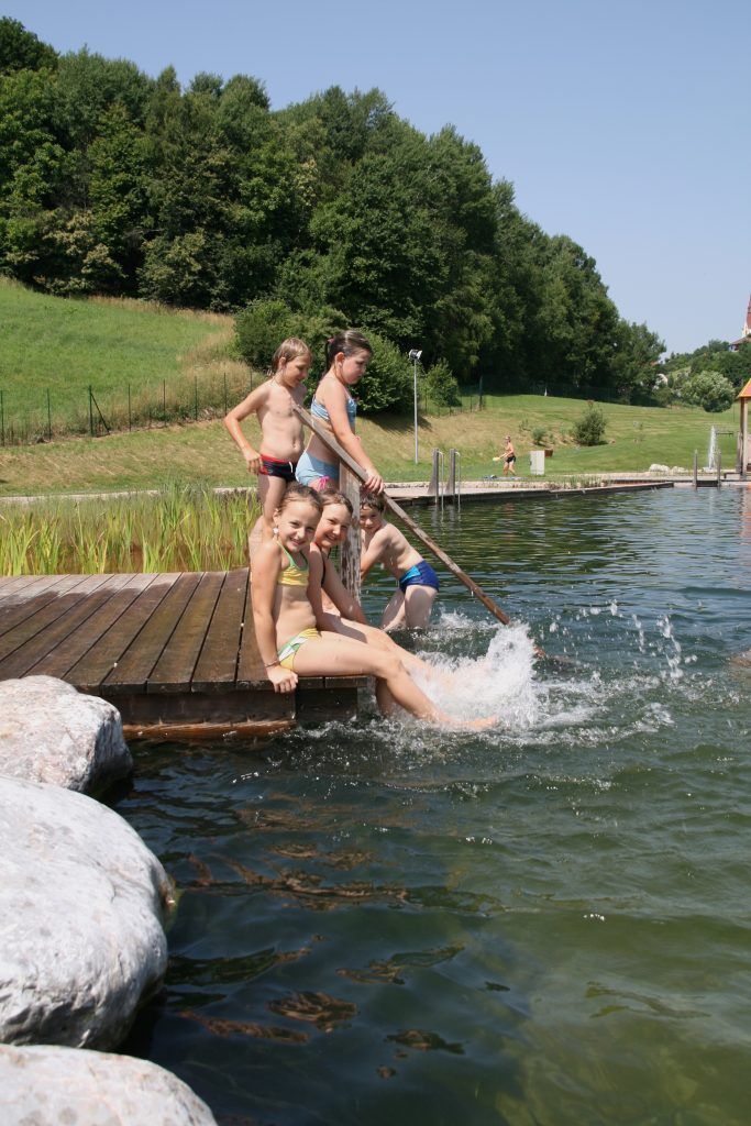 Bild enthält, Waterfront, Swimwear, Summer, Grass, Portrait, Park, Vegetation, Port, Swimming, Tree