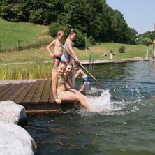 Bild enthält, Waterfront, Swimwear, Summer, Grass, Portrait, Park, Vegetation, Port, Swimming, Tree