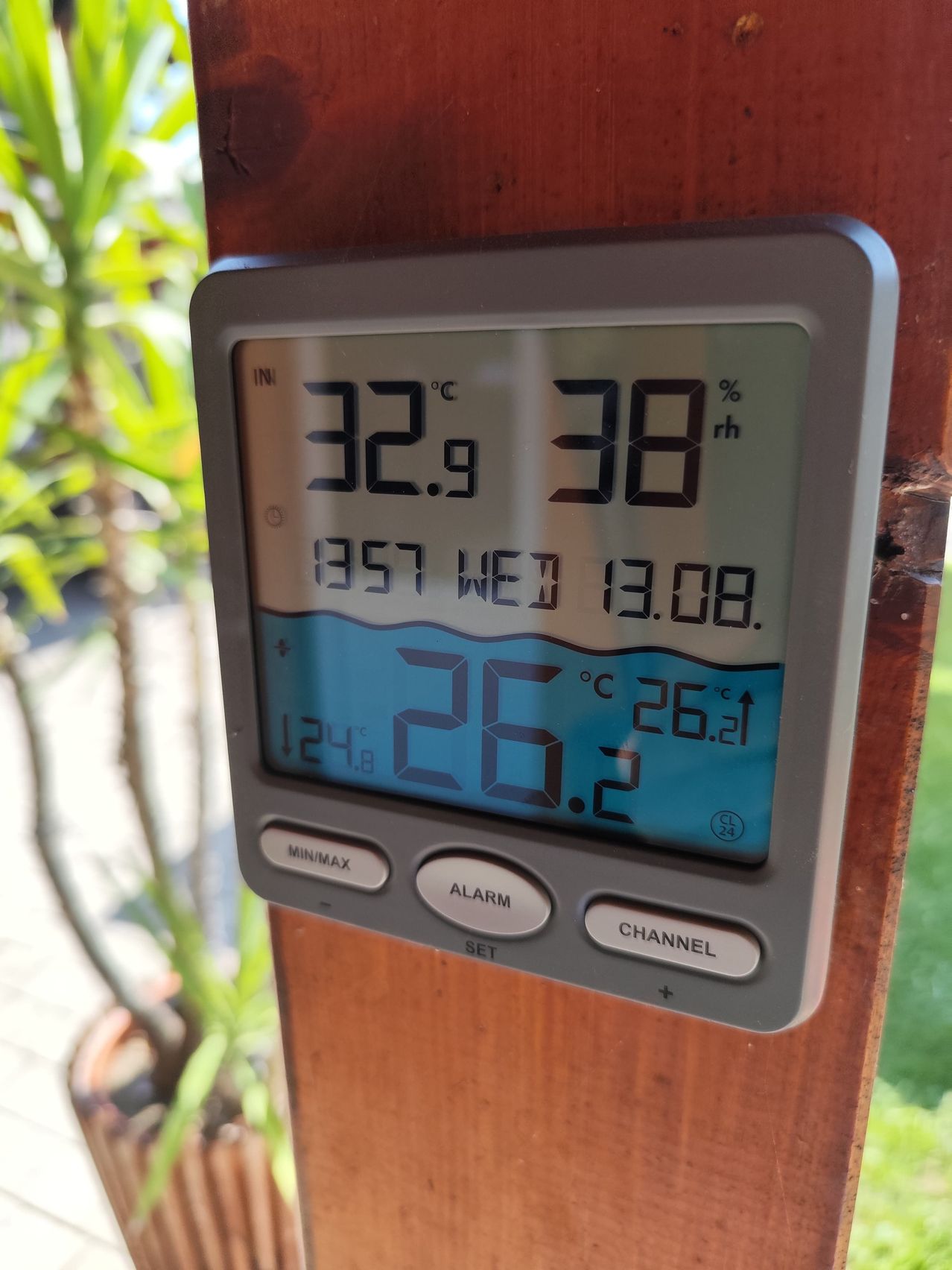 Eine digitale Wetterstation zeigt die Temperatur bei 26,2°C, Luftfeuchtigkeit bei 38% und die Zeit als 13:08 am Mittwoch, 3. August.
