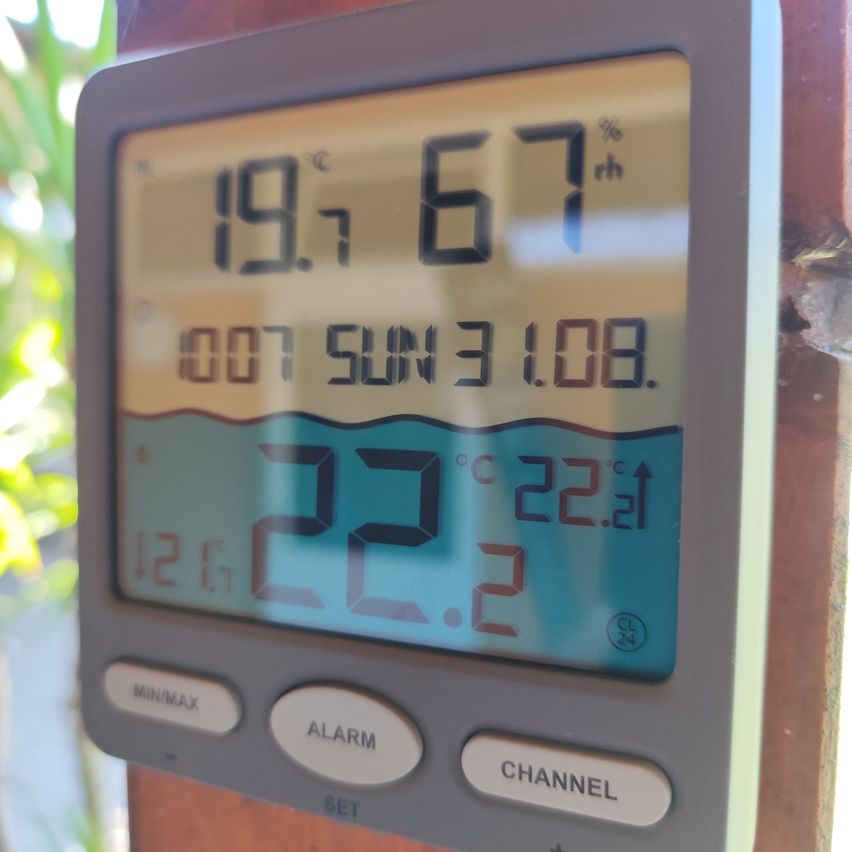 Eine Wetterstation zeigt Temperatur bei 19,1 Grad Celsius, Luftfeuchtigkeit bei 67% und einen Wasserstand bei 22,2 Grad Celsius an. Knöpfe mit den Bezeichnungen MIN/MAX, ALARM, SET und CHANNEL.
