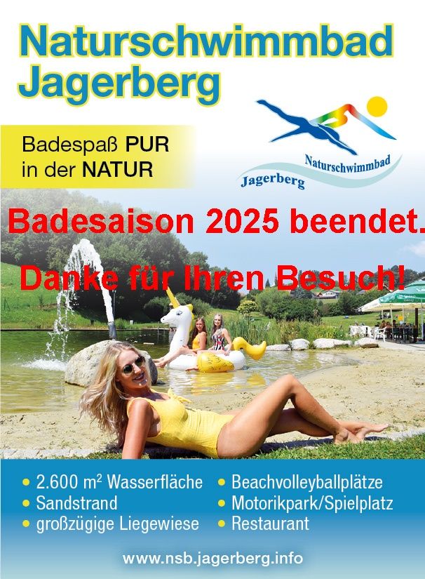 Das Poster bewirbt das Naturschwimmbad Jagerberg. Es zeigt eine Frau in einem gelben Badeanzug, umgeben von Menschen auf aufblasbaren Schwimmflossen. Es hebt Einrichtungen wie eine 2.600 Quadratmeter große Wasserfläche, Beachvolleyballplätze und ein Restaurant hervor.