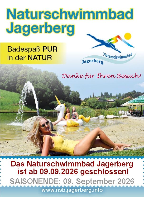 Ein Plakat für das Naturschwimmbad Jagerberg mit einer Frau in einem gelben Badeanzug, die am Sand in der Nähe eines Brunnens liegt, während im Hintergrund zwei Personen auf einem Einhorn-Schwimmbecken sitzen. Das Plakat enthält ein Schließungsdatum und eine Einladung zum Besuch.