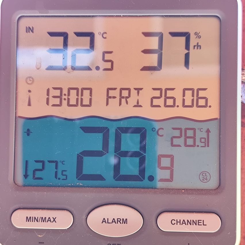 Ein digitales Display zeigt die Temperatur bei 26,9 Grad Celsius, die Luftfeuchtigkeit bei 37 Prozent und einen Wasserstand. Die Zeit ist 13:00 Uhr am Freitag, den 26. Juni. Es gibt Tasten mit den Bezeichnungen MIN/MAX, ALARM und CHANNEL.