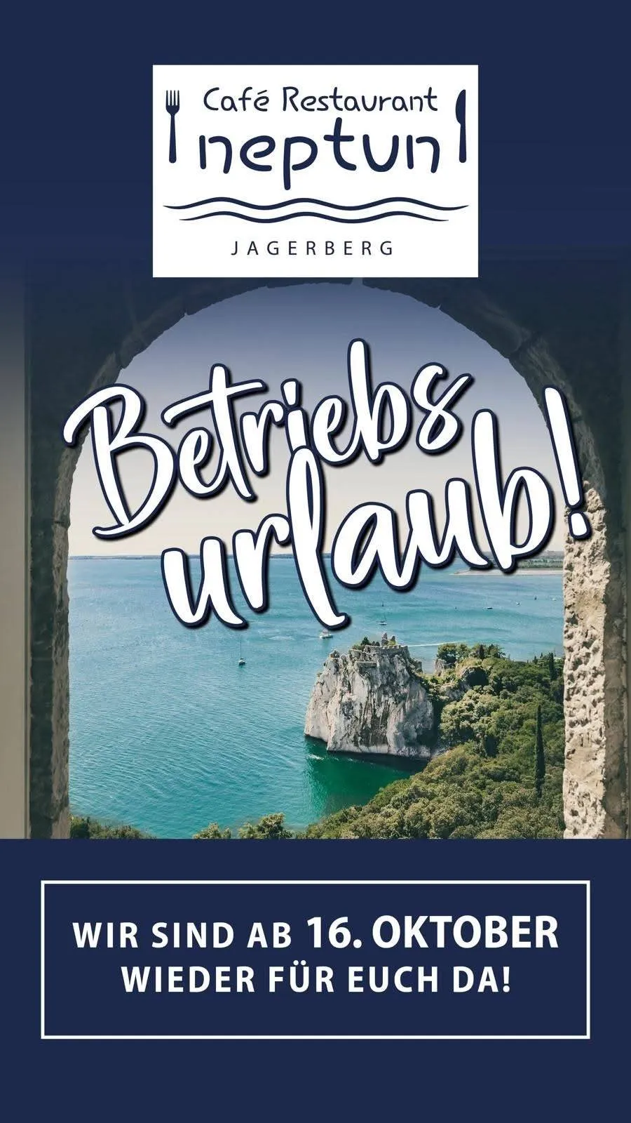 Ein szenischer Blick auf ein ruhiges Meer mit einer Felsformation, eingerahmt von einem Bogenfenster mit dem Text Betriebsurlaub!