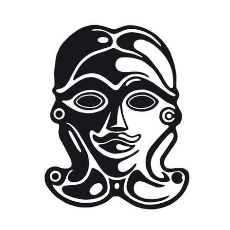 Eine stilisierte schwarze und weiße Maske mit breiter Stirn, Augen und einer spitzen Nase. Die Maske enthält komplizierte Muster und einen fließenden Bart.