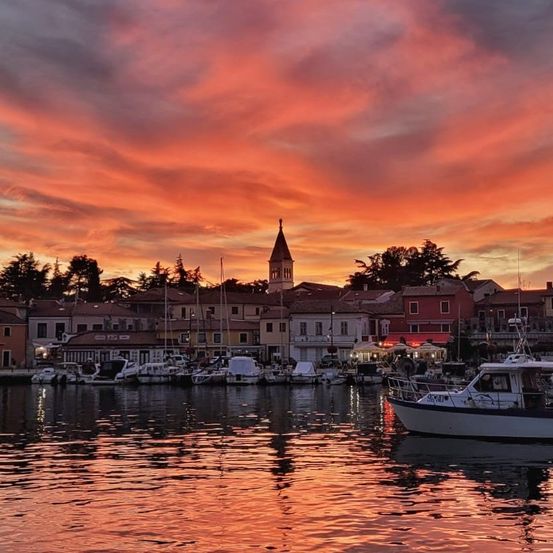 Bild enthält, Water, Waterfront, Harbor, Pier, Cityscape, Urban, City, Marina, Outdoors, Neighborhood