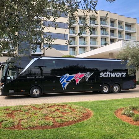 Bild enthält, Advertisement, Bus, Transportation, Vehicle, Tour Bus