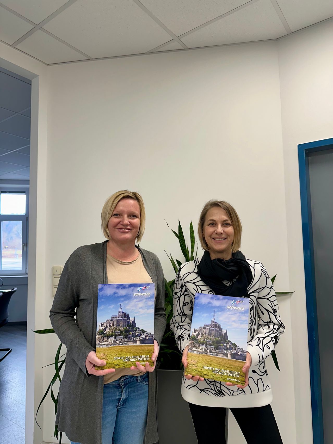 Bild enthält, Pants, T-Shirt, Adult, Female, Person, Woman, Advertisement, Blouse, Jeans, Sleeve