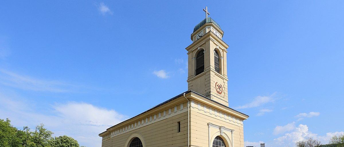 Bild enthält, Architecture, Bell Tower, Building, Tower, Arch, Gothic Arch, Grass, Clock Tower, Person, City
