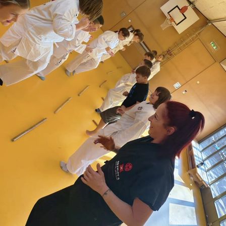 Bild enthält, Adult, Female, Person, Woman, Boy, Child, Male, Pilates, Face, Head