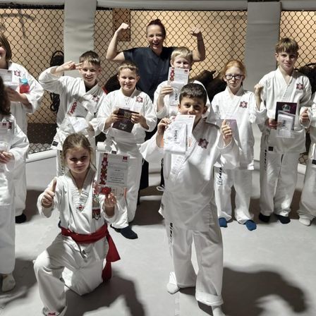 Bild enthält, People, Person, Adult, Female, Woman, Child, Girl, Boy, Male, Face