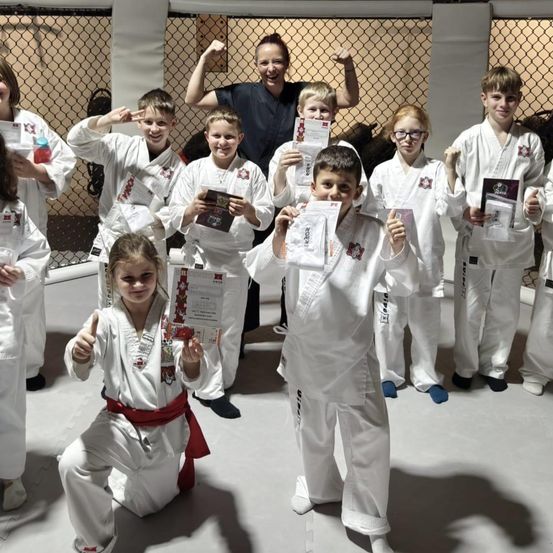 Bild enthält, People, Person, Adult, Female, Woman, Child, Girl, Boy, Male, Face