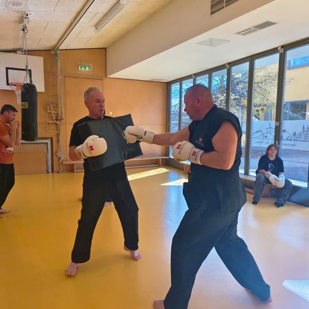 Bild enthält, Clothing, Glove, Person, Adult, Male, Man