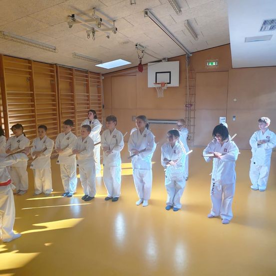 Bild enthält, Person, Baton, Stick, Face, Head