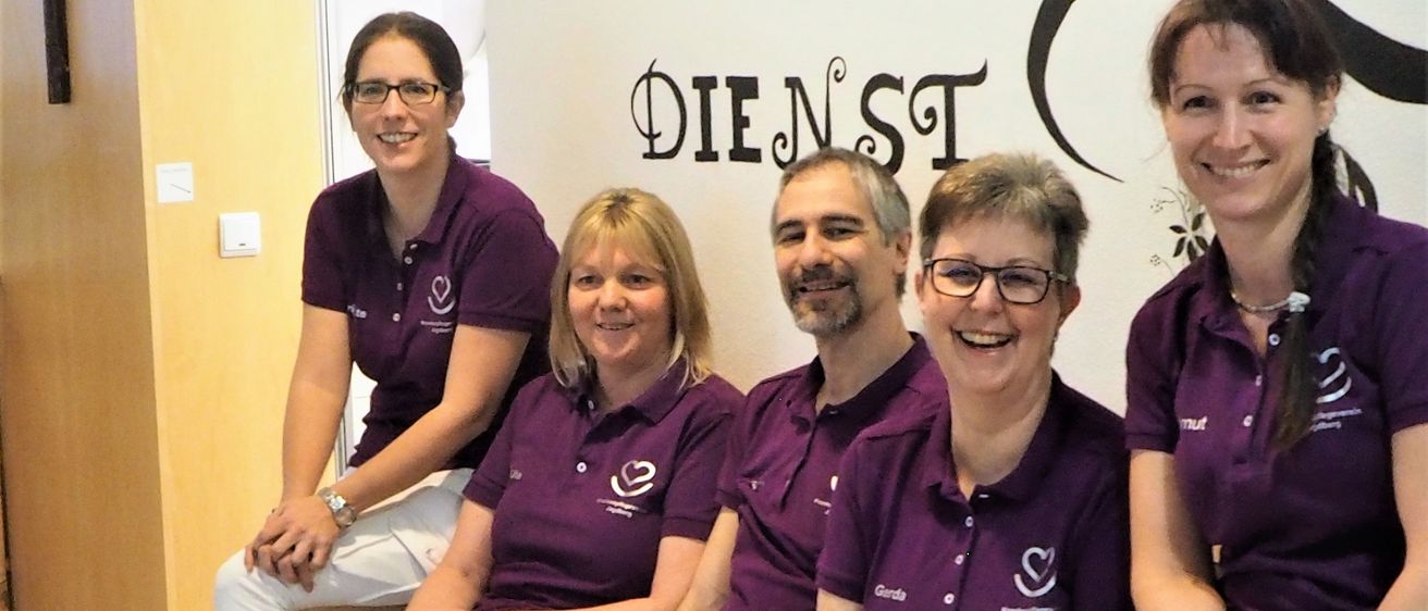 Bild enthält, Adult, Female, Person, Woman, Male, Man, Face, People, Groupshot, Glasses