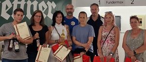 Bild enthält, Shorts, Person, Adult, Female, Woman, Male, Man, Shoe, People, Jeans