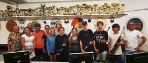 Bild enthält, People, Person, T-Shirt, Adult, Female, Woman, Microphone, Table, Male, Man