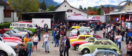 Bild enthält, Car, Car Show, Vehicle, Person, Wheel, People, Urban, City, Jeans, Outdoors