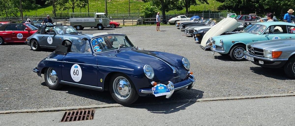 Bild enthält, Car, Vehicle, Coupe, Person, Machine, Wheel, Outdoors, Car Show, Hat, Tree
