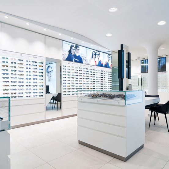 Bild enthält, Shop, Architecture, Building, Person, Chair, Furniture, Accessories, Glasses, Indoors, Interior Design