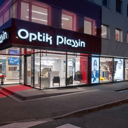 Bild enthält, Building, City, Road, Street, Urban, Person, Shop, Chair, Publication, Book