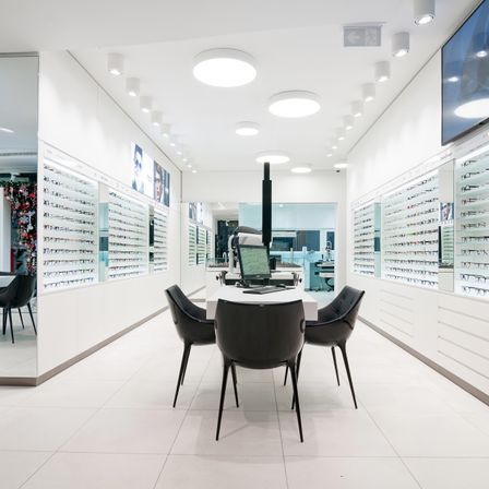 Bild enthält, Chair, Furniture, Person, Shop, Building, Indoors, Table, Glasses, Face, Monitor