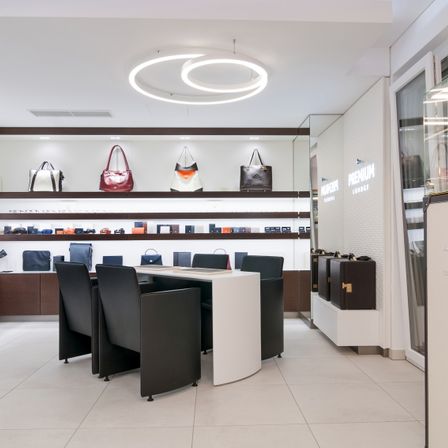 Bild enthält, Bag, Handbag, Indoors, Chair, Furniture, Building, Interior Design, Shop, Beauty Salon, Refrigerator