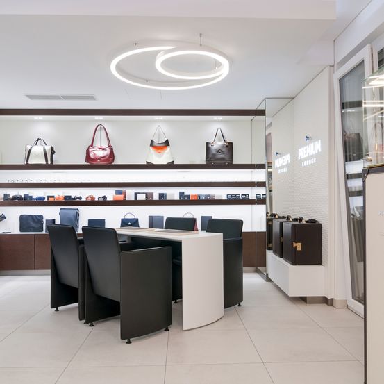 Bild enthält, Bag, Handbag, Indoors, Chair, Furniture, Building, Interior Design, Shop, Beauty Salon, Refrigerator