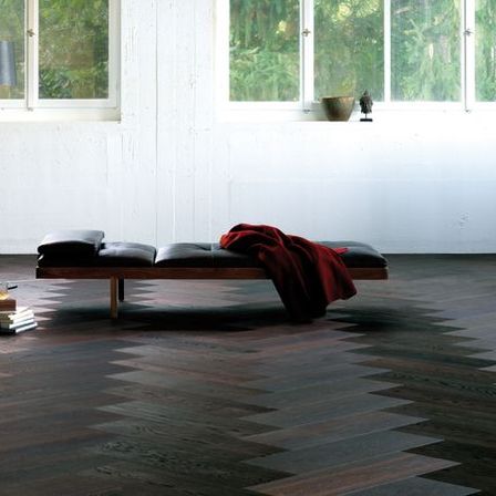Bild enthält, Floor, Flooring, Indoors, Interior Design, Furniture, Lamp, Wood, Person