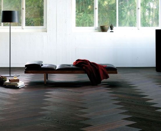 Bild enthält, Floor, Flooring, Indoors, Interior Design, Furniture, Lamp, Wood, Person