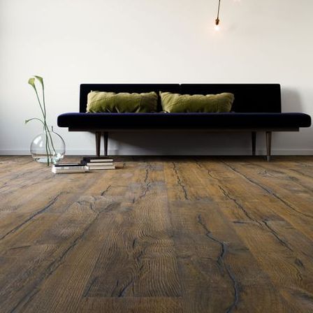 Bild enthält, Floor, Flooring, Indoors, Interior Design, Wood, Hardwood, Couch, Furniture, Home Decor, Living Room
