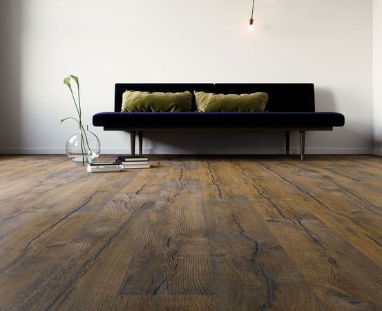 Bild enthält, Floor, Flooring, Indoors, Interior Design, Wood, Hardwood, Couch, Furniture, Home Decor, Living Room