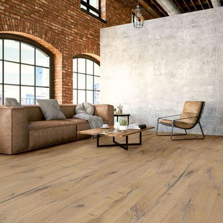 Bild enthält, Floor, Flooring, Indoors, Interior Design, Wood, Home Decor, Hardwood, Living Room, Couch, Loft
