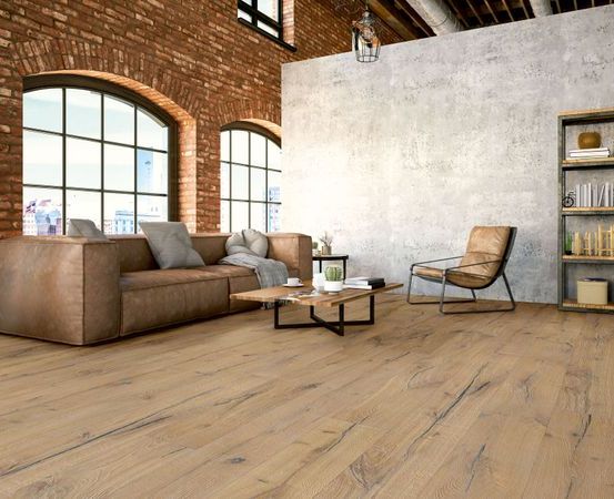 Bild enthält, Floor, Flooring, Indoors, Interior Design, Wood, Home Decor, Hardwood, Living Room, Couch, Loft