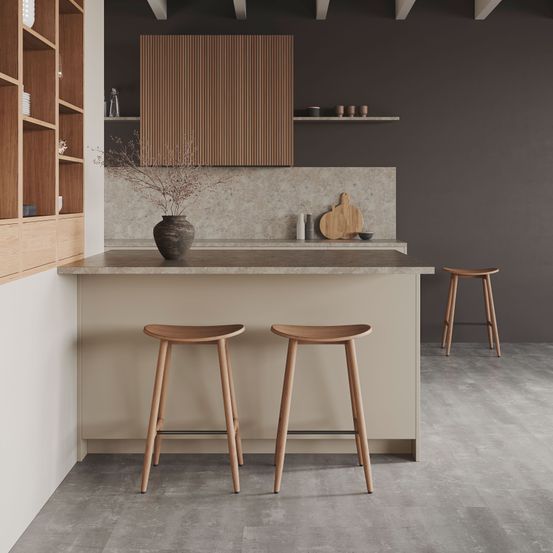 Bild enthält, Indoors, Interior Design, Floor, Kitchen, Flooring, Bar Stool, Furniture, Architecture, Building, Wood Panels